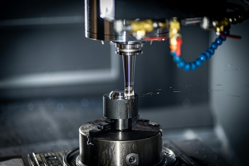 CNC машина за производство на индустриални компоненти