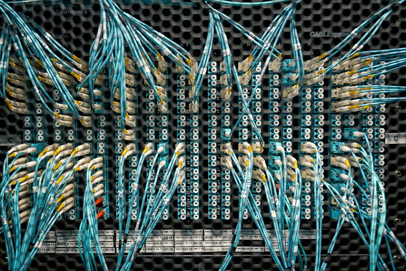 Fiber optic конектори и техническо мрежово оборудване