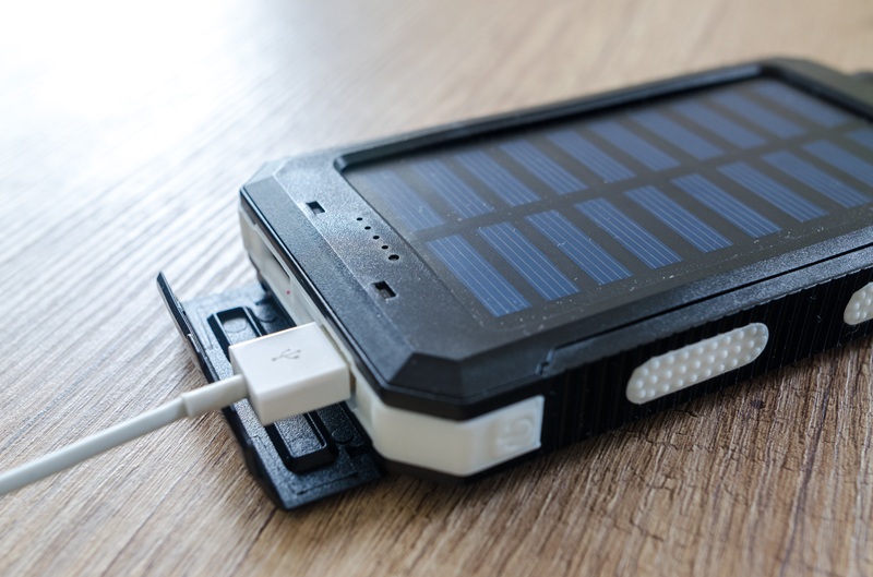Power bank и смартфон по време на зареждане